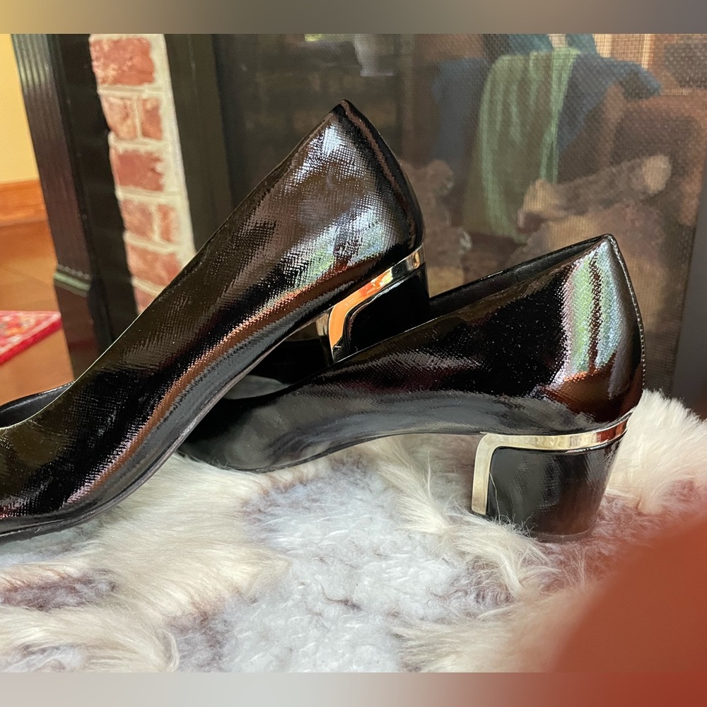 SOFT STYLE PATENT HEELS WITH SILVER DETAIL. New